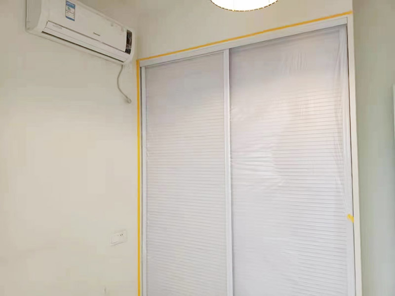 地面家具成品保護(hù)措施:在墻面翻新前，需要先將舊漆面鏟除干凈，之后在進(jìn)行打磨，將墻面的浮沉雜物都清理干凈。如果墻面有凹凸不平的情況，要先用膩子修補(bǔ)，如果墻面出現(xiàn)空鼓的現(xiàn)象，也要將整面的墻皮進(jìn)行鏟除，在做后續(xù)的處理?；鶎幼鐾旰螅枰獙⑹┕^(qū)域的家具物件移除，避免在翻新過程中，使家具受到損傷。