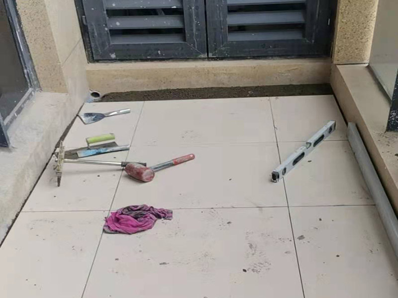 地磚鋪貼施工：干鋪法是將沙子和水泥按照3：1的比例混合后兌少量的水，使水泥和沙子混合到可以用手攥成團的黏稠度，將混合好的沙子水泥鋪在地面上，用一個平板把表面摸平。在瓷磚背面抹上黏稠度非常高的水泥，把瓷磚放到地面上，用橡皮錘敲實就完成了,主要用于地面瓷磚的鋪裝。 濕鋪法，是將沙子和水泥按照2：1的比例混合后兌水和好，水的量要多一些，使沙子和水泥的黏稠度高一些，然后涂抹到用水浸泡好的瓷磚背面貼到墻面上，濕鋪發(fā)主要應(yīng)用與墻面。