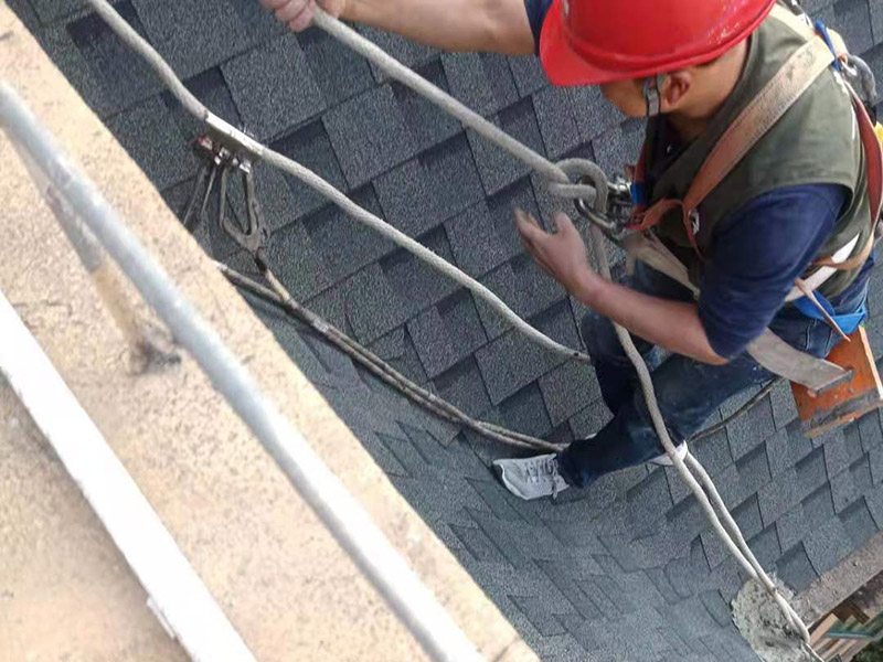 高空屋頂防水作業(yè)：涂膜防水層依附于基層，基層質(zhì)量好壞，直接影響防水涂膜的質(zhì)量。涂料的涂布應(yīng)采取&ldquo;先高后低、先遠(yuǎn)后近、先立面后平面&rdquo;的施工順序。同一屋面上先涂布排水比較集中的水落口、天溝、檐口等節(jié)點部位，再進(jìn)行大面積的涂布。用滾刷或毛刷均勻地涂刷多遍，直到達(dá)到規(guī)定的涂膜厚度要求，不得漏底，待涂層干固后，才能進(jìn)行下一道工序。當(dāng)多遍涂布時，每遍涂刷方向應(yīng)與上一遍方向相垂直。對易發(fā)生漏水的部位，應(yīng)進(jìn)行密封或加強處理。天溝、檐溝、檐口、泛水等部位，均應(yīng)加鋪有胎體增強材料的附加層。長邊搭接寬度不得小于50mm，短邊搭接寬度不得小于70mm，采用二層以上胎體增強材料時，上下層不得互相垂直鋪設(shè)，搭接縫應(yīng)錯開。