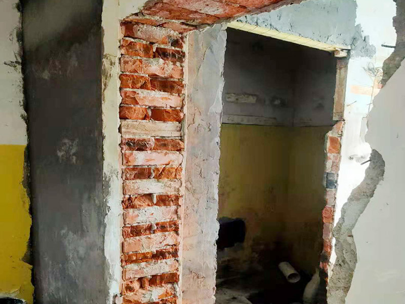 開(kāi)門(mén)洞陽(yáng)臺(tái)貼磚：確定好新門(mén)洞的尺寸和位置，用墨斗在墻面彈線標(biāo)明清楚，這樣在拆改中才能掌握分寸；先拆出門(mén)洞上面梁的位置，放置好預(yù)制的水泥混凝土橫梁，或者角鋼加固，保證施工的安全。最后用機(jī)器切割或其他方法對(duì)墻體進(jìn)行拆除。