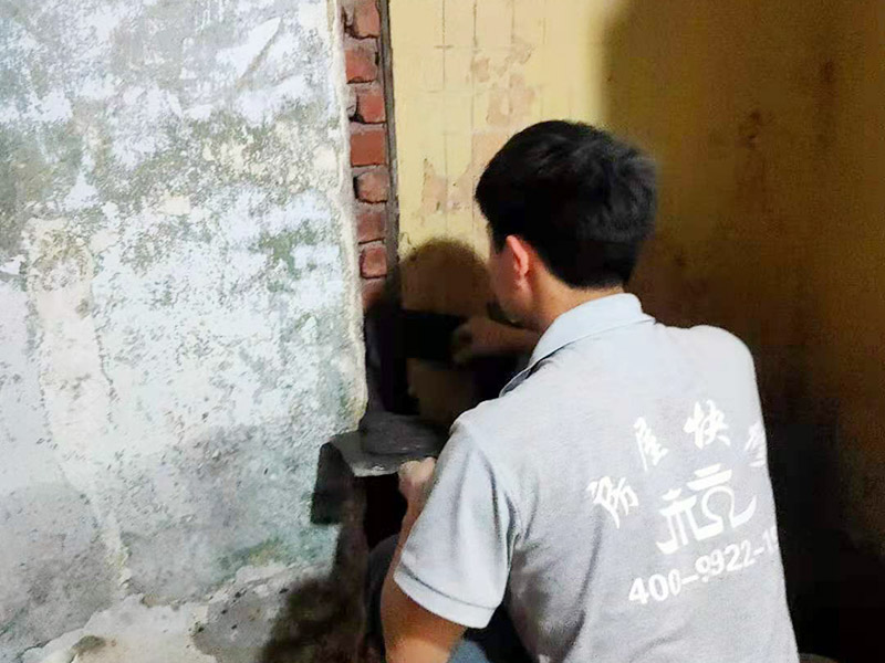 墻面抹水泥找平:步驟一：清理墻面；把墻面起皮和裂縫位置處理干凈，并用水泥砂漿補(bǔ)抹好，把殘留的灰渣鏟除干凈，然后把墻面清理干凈。需要注意的是：如果墻面吸水性比較強(qiáng)，要先用清水濕潤或是噴刷膠水做封底處理。  步驟二：第一遍刮膩?zhàn)?；水泥抹面的墻面最好配制底料，不僅能降低工程造價(jià)，還可以提高施工的質(zhì)量。 步驟三：第二遍刮膩?zhàn)?；第一遍墻體干透后，可以上第二遍膩?zhàn)舆M(jìn)一步刮平。但是第二遍的膩?zhàn)诱{(diào)兌不易過稀，它的含水量別過大，要保證第二遍膩?zhàn)庸瓮亢蟮乃直M快被第一遍的膩?zhàn)游眨挥械鹊綁γ嫠譁p少到一定程度后方才可進(jìn)