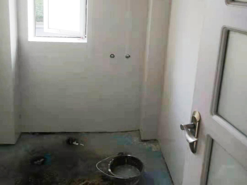 墻面瓷磚鋪貼：（1）基層處理：將塵土、雜物徹底清掃干凈，不得有空鼓、開裂及起砂等缺陷。 （2）彈線：施工前在墻體四周彈出標高控制線，在地面彈出十字線，以控制地磚分隔尺寸。 （3）預鋪：首先應在圖紙設計要求的基礎上，對地磚的色彩、紋理、表面平整等進行嚴格的挑選，然后按照圖紙要求預鋪。對于預鋪中可能出現(xiàn)的尺寸、色彩、紋理誤差等進行調整、交換，直至達到最佳效果，按鋪貼順利堆放整齊備用。 （4）鋪貼：鋪設選用1：3干硬性水泥砂漿，砂漿厚度25mm左右。鋪貼前將地磚背面濕潤，需正面干燥為宜。把地磚按照要求放在水泥砂漿上，用橡皮錘輕敲地磚飾面直至密實平整達到要求。 （5）勾縫：地磚鋪完后24h進行清理勾縫，勾縫前應先將地磚縫隙內雜質擦凈，用專用填縫劑勾縫。 （6）清理：施工過程中隨干隨清，完工后(一般宜在24h之后)再用棉紗等物對地磚表面進行清理。