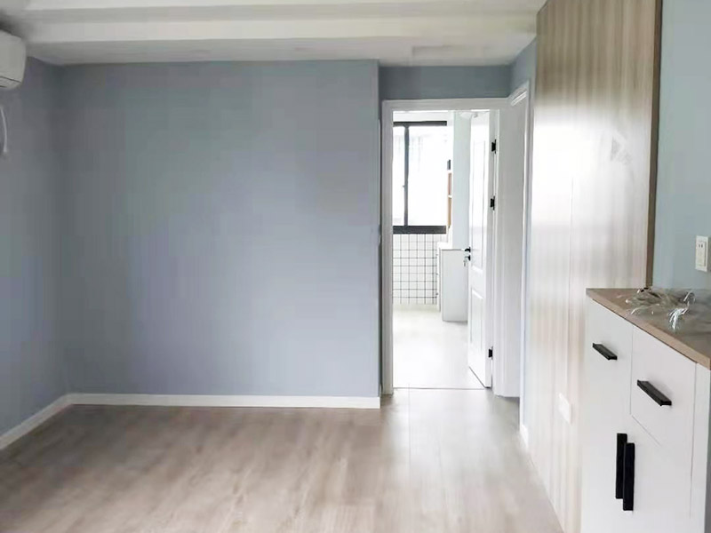 廚衛(wèi)翻新裝修：廚房是家中較為潮濕的區(qū)域，大家在翻新過程中難免會破壞到原有的防水層，防水效果也會受到影響。為了防止廚房滲水、漏水到樓下的情況，大家最好及時做好廚房防水層的增補，并且最好不要使用木質地板或者革質等防火性能不好材料。 老式的洗手間樣式都比較陳舊，墻面、地面也積蓄了不少難以清除的污漬，因此大家在翻新時，最好把原來的衛(wèi)生間墻磚或者地磚打掉，鋪設新磚，在這個過程，難免會迫害與原有的防水層，因此大家需要重做防水層。