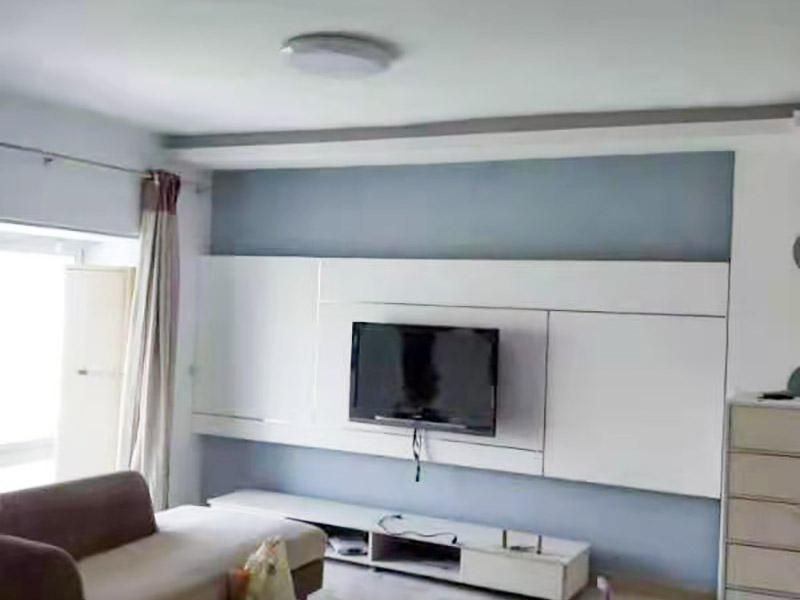 廚衛(wèi)翻新裝修：廚房是家中較為潮濕的區(qū)域，大家在翻新過程中難免會破壞到原有的防水層，防水效果也會受到影響。為了防止廚房滲水、漏水到樓下的情況，大家最好及時做好廚房防水層的增補，并且最好不要使用木質地板或者革質等防火性能不好材料。 老式的洗手間樣式都比較陳舊，墻面、地面也積蓄了不少難以清除的污漬，因此大家在翻新時，最好把原來的衛(wèi)生間墻磚或者地磚打掉，鋪設新磚，在這個過程，難免會迫害與原有的防水層，因此大家需要重做防水層。