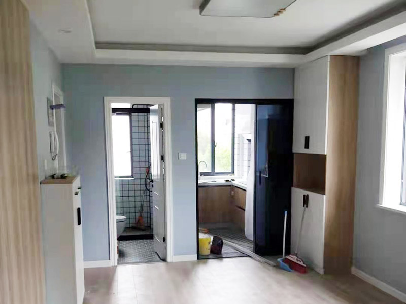 廚衛(wèi)翻新裝修：廚房是家中較為潮濕的區(qū)域，大家在翻新過程中難免會破壞到原有的防水層，防水效果也會受到影響。為了防止廚房滲水、漏水到樓下的情況，大家最好及時做好廚房防水層的增補，并且最好不要使用木質地板或者革質等防火性能不好材料。 老式的洗手間樣式都比較陳舊，墻面、地面也積蓄了不少難以清除的污漬，因此大家在翻新時，最好把原來的衛(wèi)生間墻磚或者地磚打掉，鋪設新磚，在這個過程，難免會迫害與原有的防水層，因此大家需要重做防水層。