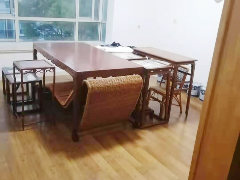 二手房裝修家具保護(hù)：1、做好入戶(hù)門(mén)保護(hù) 各類(lèi)裝修物料的進(jìn)場(chǎng)、建筑裝修的清理都必須經(jīng)過(guò)入戶(hù)門(mén)。在對(duì)物品進(jìn)行搬運(yùn)時(shí)，難免會(huì)與入戶(hù)門(mén)發(fā)生磕碰及摩擦。 建議，在裝修開(kāi)工前知道家具家電進(jìn)場(chǎng)，都應(yīng)當(dāng)使用成品保護(hù)膜將入戶(hù)門(mén)進(jìn)行包裹。  2、做好水電改造期間的成品保護(hù) 水電改造是基礎(chǔ)裝修，水電裝修的質(zhì)量好壞，直接決定著后期的施工和使用。因此，在進(jìn)行水電改造時(shí)，同樣需要做好成品保護(hù)工作。水電改造完成后，應(yīng)當(dāng)對(duì)各種管線進(jìn)行規(guī)范的固定，以防脫落;對(duì)露的線頭要進(jìn)行包裹，以防發(fā)生觸電的危險(xiǎn);做好地面線管的固定和保護(hù)，防止被踩壞。同時(shí)，在搬運(yùn)物料時(shí)，也不要破壞地面鋪設(shè)的管線。  3、做好瓷磚、地板的鋪貼保護(hù)