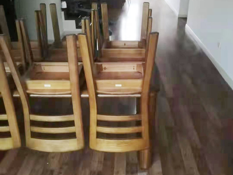 二手房裝修家具保護(hù)：1、做好入戶(hù)門(mén)保護(hù) 各類(lèi)裝修物料的進(jìn)場(chǎng)、建筑裝修的清理都必須經(jīng)過(guò)入戶(hù)門(mén)。在對(duì)物品進(jìn)行搬運(yùn)時(shí)，難免會(huì)與入戶(hù)門(mén)發(fā)生磕碰及摩擦。 建議，在裝修開(kāi)工前知道家具家電進(jìn)場(chǎng)，都應(yīng)當(dāng)使用成品保護(hù)膜將入戶(hù)門(mén)進(jìn)行包裹。  2、做好水電改造期間的成品保護(hù) 水電改造是基礎(chǔ)裝修，水電裝修的質(zhì)量好壞，直接決定著后期的施工和使用。因此，在進(jìn)行水電改造時(shí)，同樣需要做好成品保護(hù)工作。水電改造完成后，應(yīng)當(dāng)對(duì)各種管線進(jìn)行規(guī)范的固定，以防脫落;對(duì)露的線頭要進(jìn)行包裹，以防發(fā)生觸電的危險(xiǎn);做好地面線管的固定和保護(hù)，防止被踩壞。同時(shí)，在搬運(yùn)物料時(shí)，也不要破壞地面鋪設(shè)的管線。  3、做好瓷磚、地板的鋪貼保護(hù)