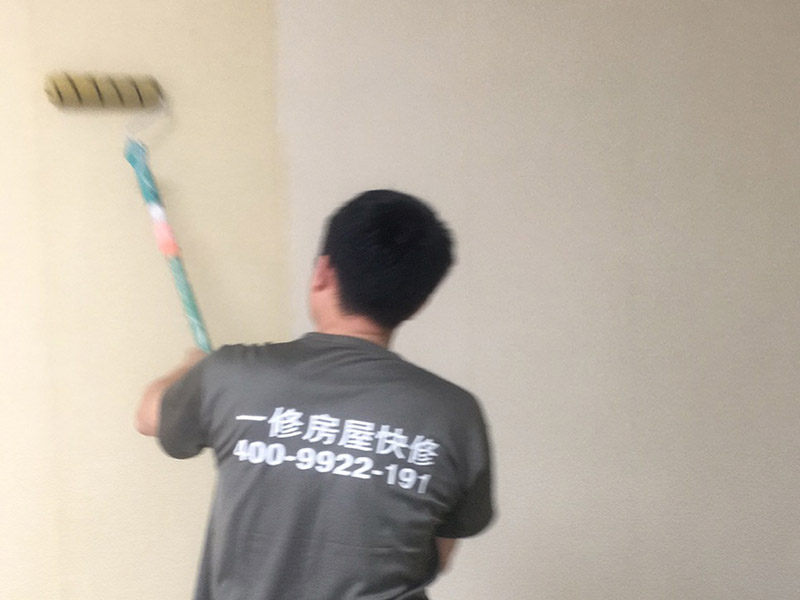 撕墻紙刷乳膠漆：1、首先，需要將壁紙清除干凈，弄濕了會(huì)更好撕下來。撕壞了也沒關(guān)系，反正壁紙是不要了的。只要保證墻面上干凈就OK。 2、然后，需要對墻面基層進(jìn)行打磨的。 3、如果拆完壁紙以后你發(fā)現(xiàn)基層并不平整的話，是需要進(jìn)行膩?zhàn)诱移焦ぷ鞯?；建議至少做一遍。 4、然后就是底漆和面漆的施工了。