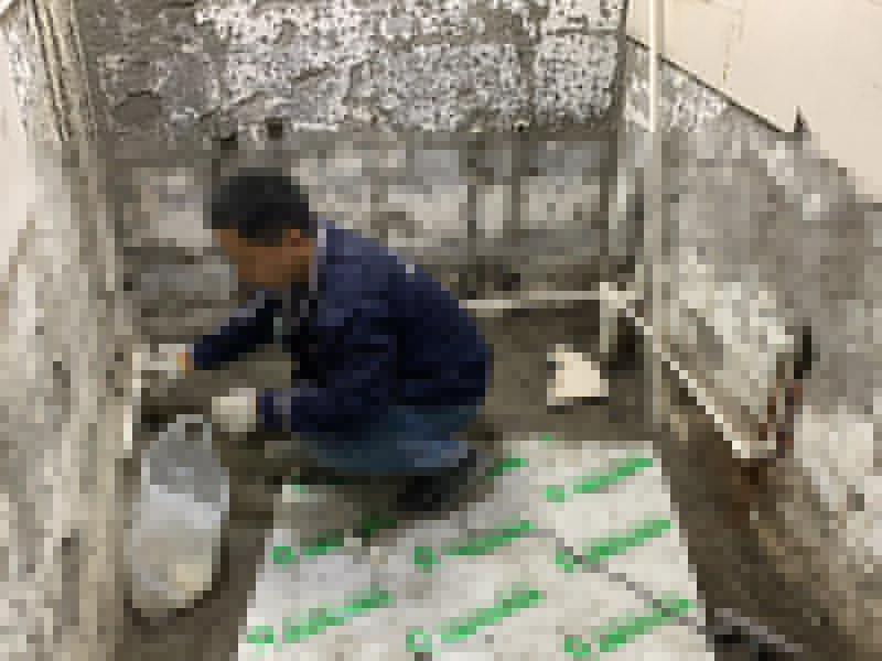 衛(wèi)生間水管鋪設(shè)：畫線&rarr;開槽&rarr;下料&rarr;預(yù)埋&rarr;預(yù)裝&rarr;檢查&rarr;安裝&rarr;調(diào)試&rarr;修補&rarr;備案 1、開槽：有的承重墻內(nèi)的鋼筋較多較粗，只能開淺槽或走明管，或繞走其他墻面； 2、調(diào)試：即通過打壓試驗，如果沒有出現(xiàn)問題，水路施工就算完成了； 3、備案：完成水路布線圖，備案以便日后維修調(diào)試。