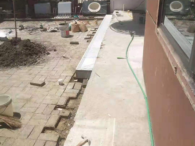 陽臺(tái)地磚鋪貼施工:先將選購的地磚清理干凈，并浸泡2小時(shí)以上。浸泡是為了讓地磚充分的吸足水分，以免在鋪貼完成后吸取材料中的水分，造成粘著劑水分不足，影響粘著牢固度， 從而引起空鼓、脫落的情況。地磚在充分浸水后和開始鋪貼前需要從水中取出并擦去表面水分，以便進(jìn)行鋪貼。 地磚的鋪貼一般按照由門窗邊(或陽臺(tái))開始，從上到下，由左及右的順序行進(jìn)。具體的鋪貼方法為：先用水潤曾找平層，用鏟子將泥砂漿(或其它粘著劑)抹在瓷磚背面，再將地磚貼在墻面，再用鏟柄或橡膠錘輕敲地磚，使泥砂漿充滿墻面與地磚之間的空間。