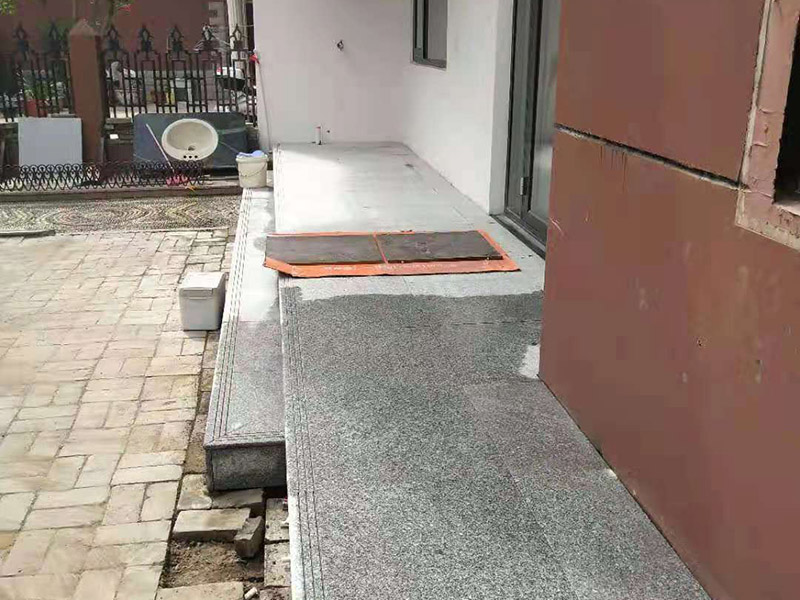 陽臺(tái)地磚鋪貼施工:先將選購的地磚清理干凈，并浸泡2小時(shí)以上。浸泡是為了讓地磚充分的吸足水分，以免在鋪貼完成后吸取材料中的水分，造成粘著劑水分不足，影響粘著牢固度， 從而引起空鼓、脫落的情況。地磚在充分浸水后和開始鋪貼前需要從水中取出并擦去表面水分，以便進(jìn)行鋪貼。 地磚的鋪貼一般按照由門窗邊(或陽臺(tái))開始，從上到下，由左及右的順序行進(jìn)。具體的鋪貼方法為：先用水潤曾找平層，用鏟子將泥砂漿(或其它粘著劑)抹在瓷磚背面，再將地磚貼在墻面，再用鏟柄或橡膠錘輕敲地磚，使泥砂漿充滿墻面與地磚之間的空間。