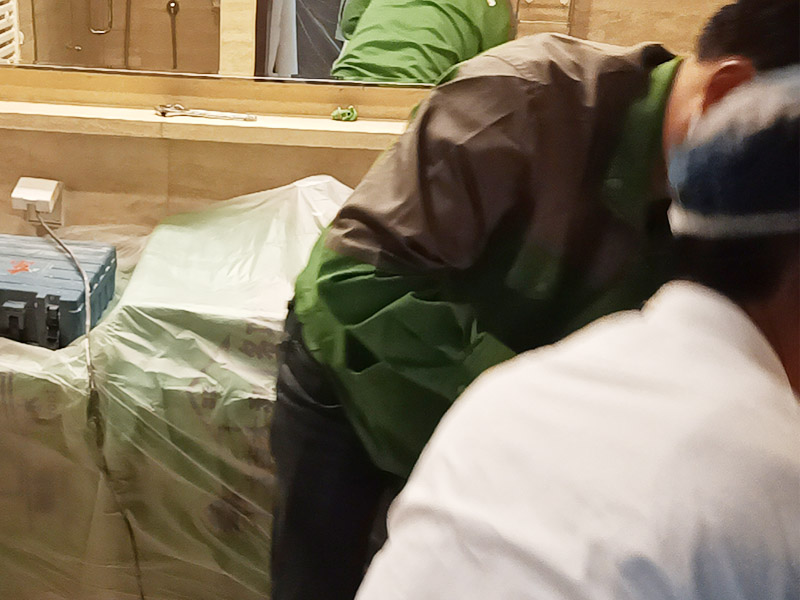 浴室拆除地面找平防水：因?yàn)榈孛嬲移降乃嘤袥](méi)有干透跟當(dāng)?shù)氐臍夂蚝彤?dāng)時(shí)的季節(jié)以及當(dāng)天的天氣等都有著密切的關(guān)系，如果想要看地面的水泥是否干透，可以用堅(jiān)硬的東西在地面上劃動(dòng)一下，如果出現(xiàn)白色粉末狀即為干透的水泥，這個(gè)時(shí)候就可以進(jìn)行衛(wèi)生間的防水處理了。 第一步就是涂抹防水涂料，但是因?yàn)槠胀ǖ淖≌l(wèi)生間普遍都比較小，并且都會(huì)有管線穿過(guò)樓板的情況，因此在做衛(wèi)生間防水時(shí)一般都是涂抹防水涂料而不是采用卷材來(lái)進(jìn)行防水。