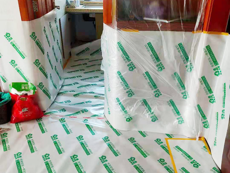 全屋成品保護(hù)裝修：入戶門及電梯過道的保護(hù)：各種裝修物料的進(jìn)場以及各種建筑裝修垃圾的清理，都會經(jīng)過入戶門，這些物品在搬運的過程中，難免會和入戶門發(fā)生磕碰，造成入戶門的磕碰劃傷，所以，第一個需要做好成品保護(hù)的地方就是入戶門。 做法：在裝修開工前直到家具進(jìn)場期間，都需要對入戶門進(jìn)行保護(hù)！可以使用成品保護(hù)膜將門包裹。 木工成品的保護(hù)：在進(jìn)行木門、櫥柜、家具等的相關(guān)的安裝或組裝的過程中，成品保護(hù)主要體現(xiàn)在兩個方面：一是原有的墻面、地面裝飾的保護(hù)，盡量避免因為這些安裝工程對已裝的部分造成破壞；二是安裝的物品本身的保護(hù)，注意不要在安裝過程中造成磕碰、劃傷等損傷。 地磚形象保護(hù)：地面瓷磚鋪貼完后，用成品保護(hù)膜覆蓋磚面，既可以防止裝修時的沙子磨傷地面，同時也能有效地防止油漆涂料等有色液體滴落磚面，造成地面污染。