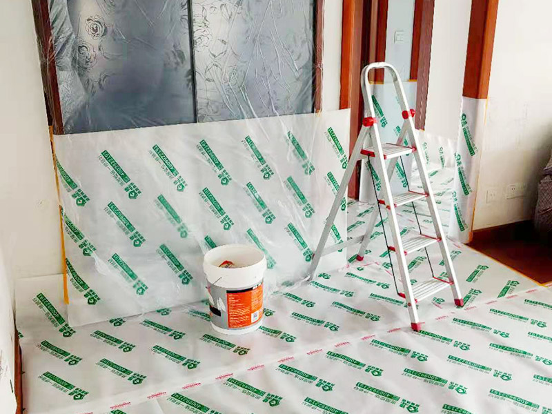 全屋成品保護(hù)裝修：入戶門及電梯過道的保護(hù)：各種裝修物料的進(jìn)場以及各種建筑裝修垃圾的清理，都會經(jīng)過入戶門，這些物品在搬運的過程中，難免會和入戶門發(fā)生磕碰，造成入戶門的磕碰劃傷，所以，第一個需要做好成品保護(hù)的地方就是入戶門。 做法：在裝修開工前直到家具進(jìn)場期間，都需要對入戶門進(jìn)行保護(hù)！可以使用成品保護(hù)膜將門包裹。 木工成品的保護(hù)：在進(jìn)行木門、櫥柜、家具等的相關(guān)的安裝或組裝的過程中，成品保護(hù)主要體現(xiàn)在兩個方面：一是原有的墻面、地面裝飾的保護(hù)，盡量避免因為這些安裝工程對已裝的部分造成破壞；二是安裝的物品本身的保護(hù)，注意不要在安裝過程中造成磕碰、劃傷等損傷。 地磚形象保護(hù)：地面瓷磚鋪貼完后，用成品保護(hù)膜覆蓋磚面，既可以防止裝修時的沙子磨傷地面，同時也能有效地防止油漆涂料等有色液體滴落磚面，造成地面污染。