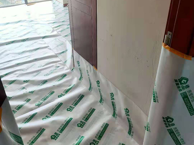 全屋成品保護(hù)裝修：入戶門及電梯過道的保護(hù)：各種裝修物料的進(jìn)場以及各種建筑裝修垃圾的清理，都會經(jīng)過入戶門，這些物品在搬運的過程中，難免會和入戶門發(fā)生磕碰，造成入戶門的磕碰劃傷，所以，第一個需要做好成品保護(hù)的地方就是入戶門。 做法：在裝修開工前直到家具進(jìn)場期間，都需要對入戶門進(jìn)行保護(hù)！可以使用成品保護(hù)膜將門包裹。 木工成品的保護(hù)：在進(jìn)行木門、櫥柜、家具等的相關(guān)的安裝或組裝的過程中，成品保護(hù)主要體現(xiàn)在兩個方面：一是原有的墻面、地面裝飾的保護(hù)，盡量避免因為這些安裝工程對已裝的部分造成破壞；二是安裝的物品本身的保護(hù)，注意不要在安裝過程中造成磕碰、劃傷等損傷。 地磚形象保護(hù)：地面瓷磚鋪貼完后，用成品保護(hù)膜覆蓋磚面，既可以防止裝修時的沙子磨傷地面，同時也能有效地防止油漆涂料等有色液體滴落磚面，造成地面污染。