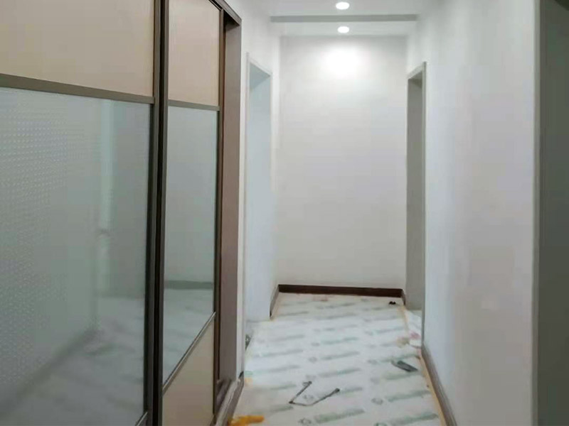 地面保護(hù)陽臺改造：陽臺裝修，防水是重中之重，特別是在多雨季節(jié)，經(jīng)?？吹脚笥训年柵_與客廳之間的墻面，地板有滲水的痕跡。所以，在陽臺鋪地板前，要用防水材料在墻面與地板上做防水層，防水層干了之后才能鋪設(shè)陽臺地板，有推拉門的陽臺做好防水框防水，有用到玻璃窗封陽臺的話，需要將窗底部與陽臺臺面間使用發(fā)泡劑填滿，再用硅膠固定，這樣就能夠防止水滲透。