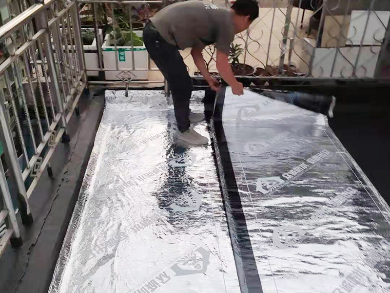 房屋局部改造：衛(wèi)生間改造中水電的改造尤為重要且需要最早開始著手，由于會(huì)涉及到浴霸采暖、燈光的線路走向、水管的入墻等問題，所以在改造之前需制定一個(gè)詳細(xì)的水電走向設(shè)計(jì)，從而提高安全質(zhì)量以及滿足裝修業(yè)主們生活的需要。衛(wèi)生間內(nèi)的防水涂料是由地面延伸到墻面的，涂刷過程中精良的保證厚度均勻。還需要處理好地面和墻面交界處的各類管件的涂刷。待防水處理完全確定后，等待地面干透就可以做后續(xù)的工程了。