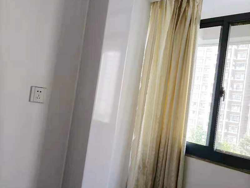 局部改造裝修：一是做好防水處理,由于大氣污染,雨水的成分已經(jīng)改變,雨、化學(xué)質(zhì)水等,對(duì)裝修材料是一個(gè)考驗(yàn),所以首先是做好防水處理工作;二是水管盡量不要用鋼鐵之類(lèi)的管材,應(yīng)該用PC或其他能保持幾十年的管材;三是電線必須選擇比你現(xiàn)有的需求大3倍以上功率的電線,預(yù)備今后家庭擴(kuò)大和設(shè)備更新所需;四是電表也適當(dāng)大點(diǎn);五是門(mén)框盡量用堅(jiān)質(zhì)原木,少用實(shí)木之類(lèi)好看不好用的材料,門(mén)板盡量少點(diǎn)花樣,家庭出入的門(mén)就是要純潔,自然,不要搞得五花八門(mén);