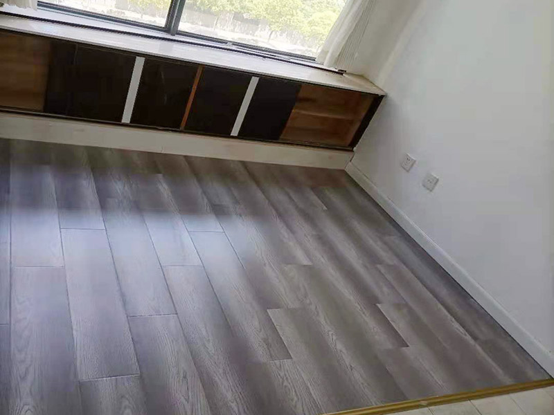 局部改造裝修：一是做好防水處理,由于大氣污染,雨水的成分已經(jīng)改變,雨、化學(xué)質(zhì)水等,對(duì)裝修材料是一個(gè)考驗(yàn),所以首先是做好防水處理工作;二是水管盡量不要用鋼鐵之類(lèi)的管材,應(yīng)該用PC或其他能保持幾十年的管材;三是電線必須選擇比你現(xiàn)有的需求大3倍以上功率的電線,預(yù)備今后家庭擴(kuò)大和設(shè)備更新所需;四是電表也適當(dāng)大點(diǎn);五是門(mén)框盡量用堅(jiān)質(zhì)原木,少用實(shí)木之類(lèi)好看不好用的材料,門(mén)板盡量少點(diǎn)花樣,家庭出入的門(mén)就是要純潔,自然,不要搞得五花八門(mén);