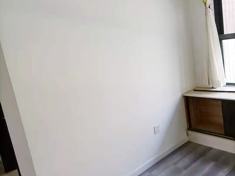 局部改造裝修：一是做好防水處理,由于大氣污染,雨水的成分已經(jīng)改變,雨、化學(xué)質(zhì)水等,對(duì)裝修材料是一個(gè)考驗(yàn),所以首先是做好防水處理工作;二是水管盡量不要用鋼鐵之類(lèi)的管材,應(yīng)該用PC或其他能保持幾十年的管材;三是電線必須選擇比你現(xiàn)有的需求大3倍以上功率的電線,預(yù)備今后家庭擴(kuò)大和設(shè)備更新所需;四是電表也適當(dāng)大點(diǎn);五是門(mén)框盡量用堅(jiān)質(zhì)原木,少用實(shí)木之類(lèi)好看不好用的材料,門(mén)板盡量少點(diǎn)花樣,家庭出入的門(mén)就是要純潔,自然,不要搞得五花八門(mén);