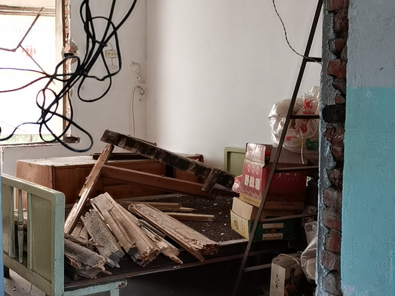 老房子拆除改造：首先切斷電路，然后再關(guān)閉排水得管道，撤出家具和手架外加燈具的拆除，然后拆除室內(nèi)額的一切門窗最后，進行地板剔除。拆除流程第一步是從天花板開始，由上至下進行拆除，注意我們在拆除的過程中可能會造成噪音和粉塵污染，所以，合理的安排是非常重要的。因此我們應(yīng)當(dāng)嚴(yán)格執(zhí)行工作的程序，拆除天花板之前，要把外窗封閉。以防噪音與粉塵出來，從而保護我們周圍的環(huán)境不被污染。