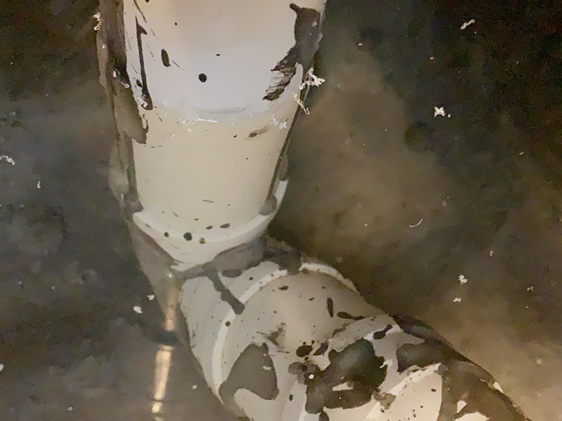 墻地面閉水試驗(yàn)：1、等防水涂層徹底干透（一般為48小時(shí)）后，才可以進(jìn)行閉水實(shí)驗(yàn)。 2、閉水實(shí)驗(yàn)顧名思義就是要將水的排泄口堵死，檢查是否滲水。具體做法就是將所有下水管道堵塞住，門口處用雨水泥或膩?zhàn)臃鄱迅?，擋住外流的水?3、準(zhǔn)備工作做好后，就要開始放水了，讓空間水積存3cm到5cm，然后對(duì)初始水位進(jìn)行標(biāo)記。 4、水放好后，靜待24小時(shí)，然后觀察水位是否下降，樓下是否滲水。 若沒(méi)有滲水現(xiàn)象，說(shuō)明地面防水做的很成功。 5、輕質(zhì)墻體須做淋水試驗(yàn)，用水管在墻面自上而下不間斷噴淋3分鐘，4小時(shí)以后觀察墻體的另一側(cè)是否會(huì)出現(xiàn)滲透現(xiàn)象，如果無(wú)滲透可認(rèn)為防水施工驗(yàn)收合格。