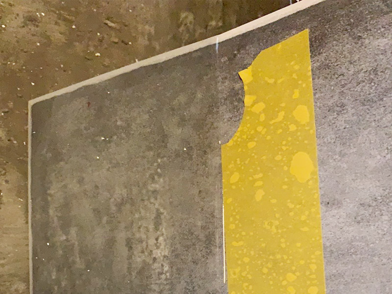 墻地面閉水試驗(yàn)：1、等防水涂層徹底干透（一般為48小時(shí)）后，才可以進(jìn)行閉水實(shí)驗(yàn)。 2、閉水實(shí)驗(yàn)顧名思義就是要將水的排泄口堵死，檢查是否滲水。具體做法就是將所有下水管道堵塞住，門口處用雨水泥或膩?zhàn)臃鄱迅?，擋住外流的水?3、準(zhǔn)備工作做好后，就要開始放水了，讓空間水積存3cm到5cm，然后對(duì)初始水位進(jìn)行標(biāo)記。 4、水放好后，靜待24小時(shí)，然后觀察水位是否下降，樓下是否滲水。 若沒(méi)有滲水現(xiàn)象，說(shuō)明地面防水做的很成功。 5、輕質(zhì)墻體須做淋水試驗(yàn)，用水管在墻面自上而下不間斷噴淋3分鐘，4小時(shí)以后觀察墻體的另一側(cè)是否會(huì)出現(xiàn)滲透現(xiàn)象，如果無(wú)滲透可認(rèn)為防水施工驗(yàn)收合格。