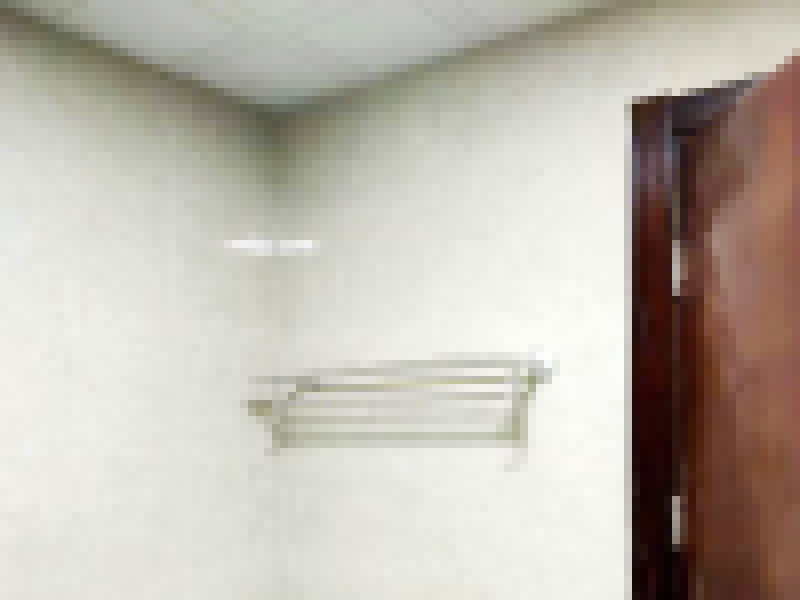 墻磚拆除修復：拆卸一般是從墻體的下方往上方敲，從瓷磚的邊緣往里面敲，還需要根據(jù)拆卸的位置選擇適當?shù)那么u力度。敲磚是從墻體下方開始敲，從每塊瓷磚的邊緣開始敲。如果先敲上面的瓷磚，地面堆積瓷磚較多，擋住墻體下面的瓷磚，不利于拆卸。 另外，敲磚過程中，要不是對地面的瓷磚進行清理，以免瓷磚過多堆積，減慢施工進度以及造成施工意外。由于二手房的衛(wèi)浴在之前是做了一次防水的，因此在敲磚時必須注意防水層的處理，與屋主溝通好，防水層是否打掉。