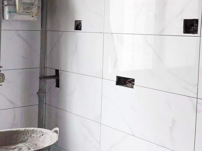 衛(wèi)生間包管貼磚：紅磚包管做法也較為常見，在家庭施工中也使用廣泛。它的施工較為簡單，我們只需將管道用紅磚砌筑并將其包圍，然后在紅磚的表面用水泥砂漿將其磨平，最后再貼上墻面磚即可。用紅磚進行包管可以有效的降低水管的使用噪音，同時它不容易出現(xiàn)變形、使用壽命長久。但紅磚包管也存在一些不足：紅磚占用的空間較大，在小衛(wèi)生間不是很適用。