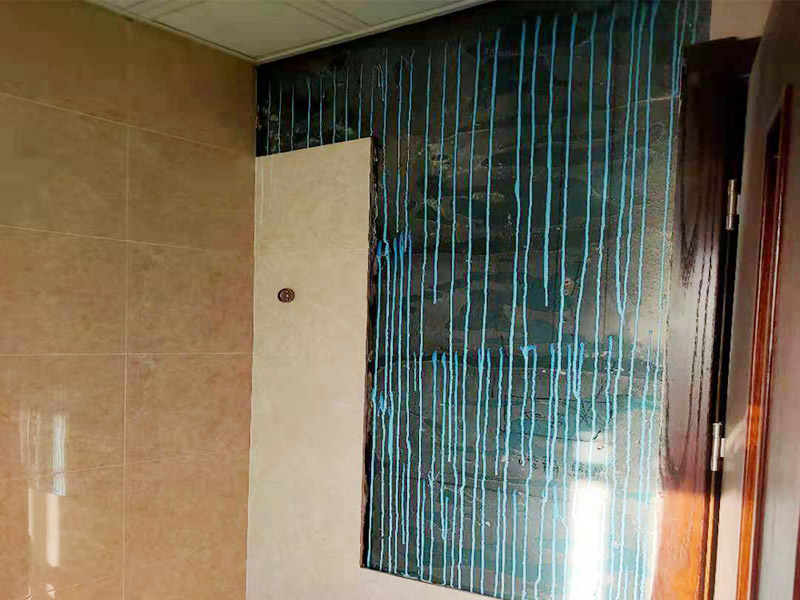 浴室墻磚脫落修補：首先，將破損墻磚取出，用切割機在離損壞的墻磚的四周5到6毫米處切槽，用切割刀將墻磚縫的水泥稍微刮下一些，再用切割刀吧墻磚表面的釉面劃開一道口，以便把墻磚敲碎取出，用錘子把墻磚敲碎后取下來，如果水泥粘得太牢，可以用錘子和鏨子把破損的墻磚剔下。 然后，將磚上的砂漿全部刮干凈，然后在107膠中加入適量的水泥，并攪拌成糊狀。然后在瓷磚的背面涂上薄薄的一層，再將瓷磚粘到之前粘貼的墻面，一會功夫就可粘牢。給瓷磚填縫，按照比例調勻瓷磚填縫劑，用海綿抹刀將填縫劑抹到墻磚之間的縫隙中;填縫劑半干后，將海綿沾水，把多余的填縫劑擦掉，干燥后完成。