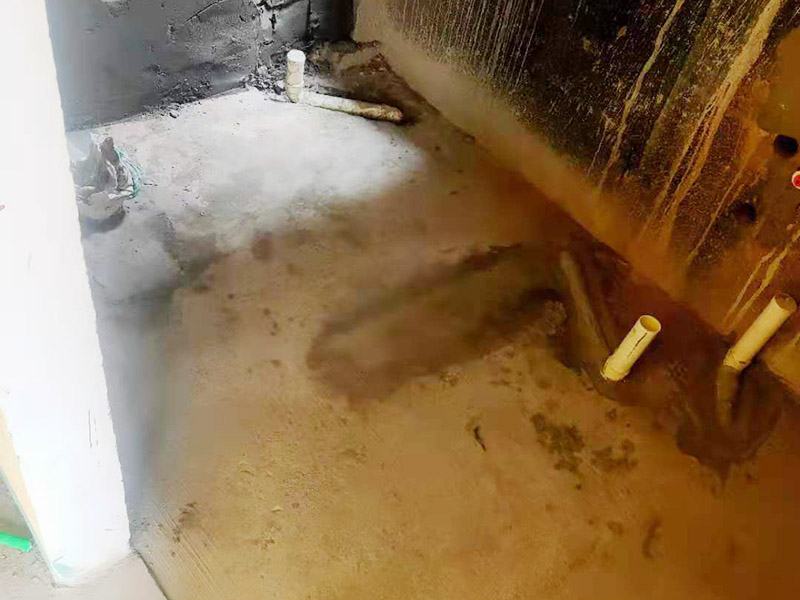 衛(wèi)生間改造施工：衛(wèi)生間改造中水電的改造尤為重要且需要最早開始著手，由于會涉及到浴霸采暖、燈光的線路走向、水管的入墻等問題，所以在改造之前需制定一個詳細(xì)的水電走向設(shè)計，從而提高安全質(zhì)量以及滿足裝修業(yè)主們生活的需要。 其次就是需要對其做相應(yīng)的防水處理。因為在日常的家庭中，衛(wèi)生間的水是處處可見的，非常潮濕。衛(wèi)生間內(nèi)的防水涂料是由地面延伸到墻面的，涂刷過程中精良的保證厚度均勻。還需要處理好地面和墻面交界處的各類管件的涂刷。待防水處理完全確定后，等待地面干透就可以做后續(xù)的工程了。這里要著重提醒，衛(wèi)生間下水口位置的防水要特別處理好，保證今后的檢查與維修。