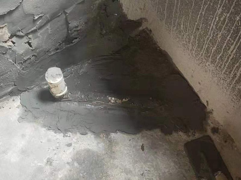 衛(wèi)生間改造施工：衛(wèi)生間改造中水電的改造尤為重要且需要最早開始著手，由于會涉及到浴霸采暖、燈光的線路走向、水管的入墻等問題，所以在改造之前需制定一個詳細(xì)的水電走向設(shè)計，從而提高安全質(zhì)量以及滿足裝修業(yè)主們生活的需要。 其次就是需要對其做相應(yīng)的防水處理。因為在日常的家庭中，衛(wèi)生間的水是處處可見的，非常潮濕。衛(wèi)生間內(nèi)的防水涂料是由地面延伸到墻面的，涂刷過程中精良的保證厚度均勻。還需要處理好地面和墻面交界處的各類管件的涂刷。待防水處理完全確定后，等待地面干透就可以做后續(xù)的工程了。這里要著重提醒，衛(wèi)生間下水口位置的防水要特別處理好，保證今后的檢查與維修。