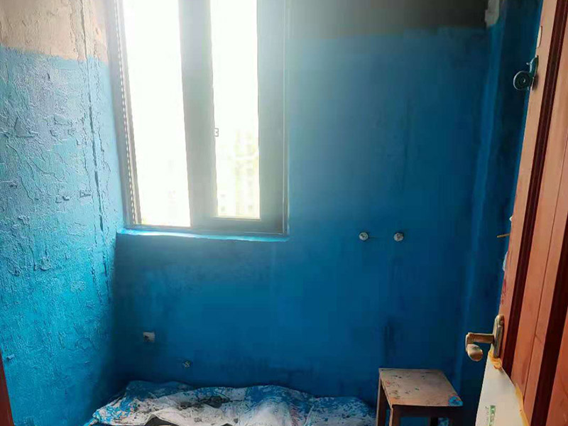 廁所墻面刷防水:廚衛(wèi)空間管道較多，由于上下水流的通過，管道長期震動容易出現(xiàn)裂紋造成滲漏，且建筑沉降時易造成管口松動而導(dǎo)致漏水。 陰陽角要做圓弧形處理，即將L型部位處理成C型，避免涂刷防水材料的時候造成陰角堆積、陽角漏涂等情況. 找平層的施工要注意，在防水層完工至少24h后再進(jìn)行。且找平層的施工不能破壞防水層，特別是防水層為柔韌性防水材料是。避免尖銳碎片在找平層中導(dǎo)致防水層刺穿漏水. 瓷磚膠層不同于普通河沙水泥：普通河沙水泥采用背貼法。形成的是非連續(xù)、有空鼓的粘結(jié)層。而瓷磚膠采用齒型刮板刮成連續(xù)的瓷磚膠粘結(jié)層，且瓷磚膠具有一定柔韌性能抵抗震動和收縮。添加劑中的乳膠粉在粘結(jié)面能形成連續(xù)的聚合物層，不僅提高了粘結(jié)性能，而且具有一定的防水性能。