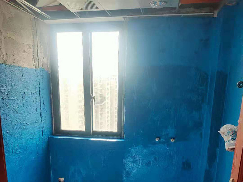 廁所墻面刷防水:廚衛(wèi)空間管道較多，由于上下水流的通過，管道長期震動容易出現(xiàn)裂紋造成滲漏，且建筑沉降時易造成管口松動而導(dǎo)致漏水。 陰陽角要做圓弧形處理，即將L型部位處理成C型，避免涂刷防水材料的時候造成陰角堆積、陽角漏涂等情況. 找平層的施工要注意，在防水層完工至少24h后再進(jìn)行。且找平層的施工不能破壞防水層，特別是防水層為柔韌性防水材料是。避免尖銳碎片在找平層中導(dǎo)致防水層刺穿漏水. 瓷磚膠層不同于普通河沙水泥：普通河沙水泥采用背貼法。形成的是非連續(xù)、有空鼓的粘結(jié)層。而瓷磚膠采用齒型刮板刮成連續(xù)的瓷磚膠粘結(jié)層，且瓷磚膠具有一定柔韌性能抵抗震動和收縮。添加劑中的乳膠粉在粘結(jié)面能形成連續(xù)的聚合物層，不僅提高了粘結(jié)性能，而且具有一定的防水性能。