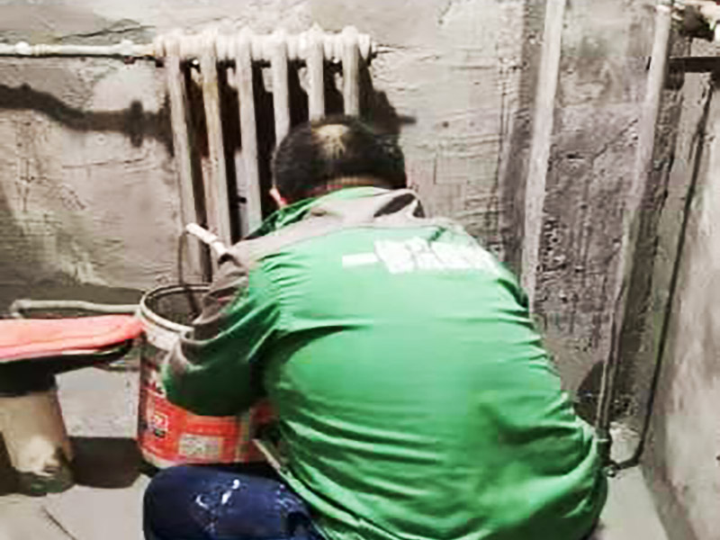 衛(wèi)生間墻地面刷防水：在涂刷防水涂層之前，先要清理墻面和地面。同時(shí)，要用連接的氣泵皮管吹盡陰角處的浮層，要量出防水層的高度并劃出基準(zhǔn)線，刷防水涂料時(shí)要先刷基準(zhǔn)線以下位置，并在墻面和地面連接陰角處刷成八字，上下交叉，交接處接應(yīng)有200mm，不得有漏刷情況出現(xiàn)。 墻角涂刷完成后，沿基準(zhǔn)線涂刷墻體：第一遍涂刷墻面時(shí)，應(yīng)上下縱向涂刷，第二遍涂刷墻體，應(yīng)左右橫向涂刷。 地面防水涂料的涂刷應(yīng)該從房間里側(cè)向門口涂刷，地面水管接口處尤其要仔細(xì)涂刷，不能有任何遺漏。 在涂刷完防水涂料后，不能立刻貼瓷鉆，還必須對(duì)衛(wèi)生間等空間進(jìn)行防水測(cè)試。防水測(cè)試具體辦法是：堵住衛(wèi)生間排水口、地漏等，然后將衛(wèi)生間積水2~3cm。24小時(shí)后到樓下查看是否有水滲漏，一旦發(fā)現(xiàn)有滲水痕跡，必須馬上返工。如果等到墻地磚鋪貼完畢才發(fā)現(xiàn)防水滲漏的問(wèn)題，則必須將墻地磚全部敲掉重新做防水，這樣的話工程量和損耗會(huì)增大很多。