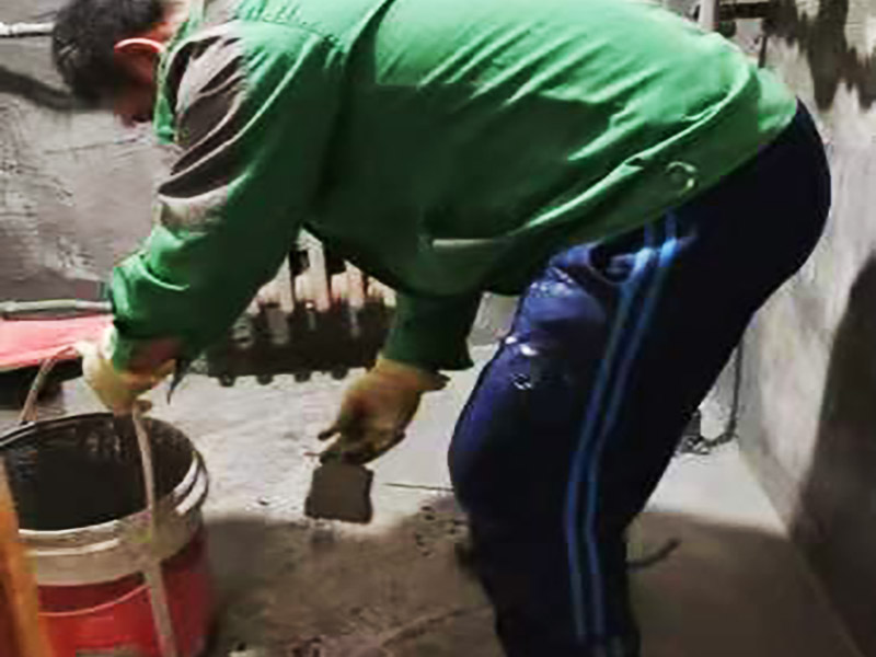 衛(wèi)生間墻地面刷防水：在涂刷防水涂層之前，先要清理墻面和地面。同時(shí)，要用連接的氣泵皮管吹盡陰角處的浮層，要量出防水層的高度并劃出基準(zhǔn)線，刷防水涂料時(shí)要先刷基準(zhǔn)線以下位置，并在墻面和地面連接陰角處刷成八字，上下交叉，交接處接應(yīng)有200mm，不得有漏刷情況出現(xiàn)。 墻角涂刷完成后，沿基準(zhǔn)線涂刷墻體：第一遍涂刷墻面時(shí)，應(yīng)上下縱向涂刷，第二遍涂刷墻體，應(yīng)左右橫向涂刷。 地面防水涂料的涂刷應(yīng)該從房間里側(cè)向門口涂刷，地面水管接口處尤其要仔細(xì)涂刷，不能有任何遺漏。 在涂刷完防水涂料后，不能立刻貼瓷鉆，還必須對(duì)衛(wèi)生間等空間進(jìn)行防水測(cè)試。防水測(cè)試具體辦法是：堵住衛(wèi)生間排水口、地漏等，然后將衛(wèi)生間積水2~3cm。24小時(shí)后到樓下查看是否有水滲漏，一旦發(fā)現(xiàn)有滲水痕跡，必須馬上返工。如果等到墻地磚鋪貼完畢才發(fā)現(xiàn)防水滲漏的問(wèn)題，則必須將墻地磚全部敲掉重新做防水，這樣的話工程量和損耗會(huì)增大很多。