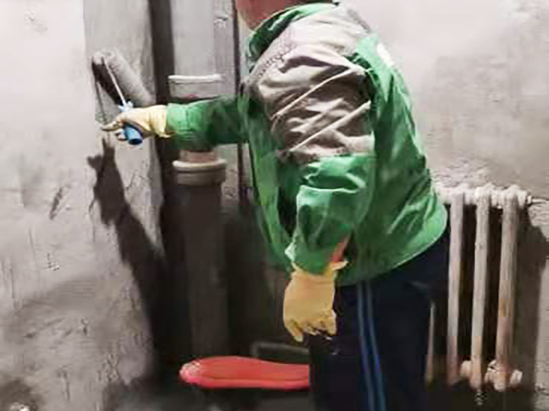 衛(wèi)生間墻地面刷防水：在涂刷防水涂層之前，先要清理墻面和地面。同時(shí)，要用連接的氣泵皮管吹盡陰角處的浮層，要量出防水層的高度并劃出基準(zhǔn)線，刷防水涂料時(shí)要先刷基準(zhǔn)線以下位置，并在墻面和地面連接陰角處刷成八字，上下交叉，交接處接應(yīng)有200mm，不得有漏刷情況出現(xiàn)。 墻角涂刷完成后，沿基準(zhǔn)線涂刷墻體：第一遍涂刷墻面時(shí)，應(yīng)上下縱向涂刷，第二遍涂刷墻體，應(yīng)左右橫向涂刷。 地面防水涂料的涂刷應(yīng)該從房間里側(cè)向門口涂刷，地面水管接口處尤其要仔細(xì)涂刷，不能有任何遺漏。 在涂刷完防水涂料后，不能立刻貼瓷鉆，還必須對(duì)衛(wèi)生間等空間進(jìn)行防水測(cè)試。防水測(cè)試具體辦法是：堵住衛(wèi)生間排水口、地漏等，然后將衛(wèi)生間積水2~3cm。24小時(shí)后到樓下查看是否有水滲漏，一旦發(fā)現(xiàn)有滲水痕跡，必須馬上返工。如果等到墻地磚鋪貼完畢才發(fā)現(xiàn)防水滲漏的問(wèn)題，則必須將墻地磚全部敲掉重新做防水，這樣的話工程量和損耗會(huì)增大很多。