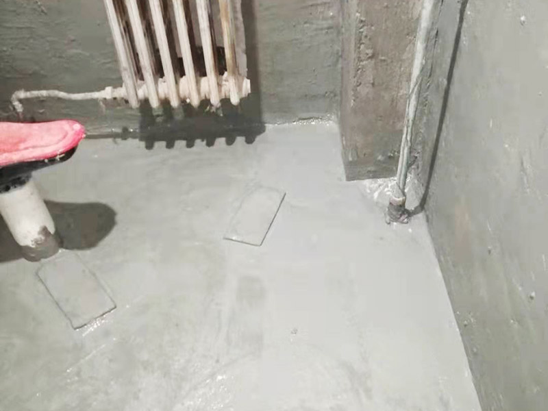 衛(wèi)生間墻地面刷防水：在涂刷防水涂層之前，先要清理墻面和地面。同時(shí)，要用連接的氣泵皮管吹盡陰角處的浮層，要量出防水層的高度并劃出基準(zhǔn)線，刷防水涂料時(shí)要先刷基準(zhǔn)線以下位置，并在墻面和地面連接陰角處刷成八字，上下交叉，交接處接應(yīng)有200mm，不得有漏刷情況出現(xiàn)。 墻角涂刷完成后，沿基準(zhǔn)線涂刷墻體：第一遍涂刷墻面時(shí)，應(yīng)上下縱向涂刷，第二遍涂刷墻體，應(yīng)左右橫向涂刷。 地面防水涂料的涂刷應(yīng)該從房間里側(cè)向門口涂刷，地面水管接口處尤其要仔細(xì)涂刷，不能有任何遺漏。 在涂刷完防水涂料后，不能立刻貼瓷鉆，還必須對(duì)衛(wèi)生間等空間進(jìn)行防水測(cè)試。防水測(cè)試具體辦法是：堵住衛(wèi)生間排水口、地漏等，然后將衛(wèi)生間積水2~3cm。24小時(shí)后到樓下查看是否有水滲漏，一旦發(fā)現(xiàn)有滲水痕跡，必須馬上返工。如果等到墻地磚鋪貼完畢才發(fā)現(xiàn)防水滲漏的問(wèn)題，則必須將墻地磚全部敲掉重新做防水，這樣的話工程量和損耗會(huì)增大很多。