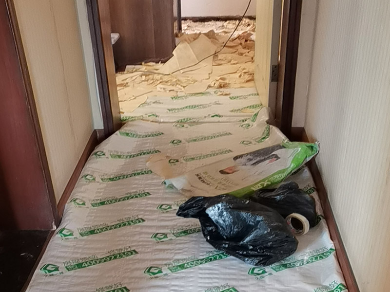 墻面刮膩?zhàn)有扪a(bǔ)：1、鏟墻皮：可以做輕微潤水實(shí)驗(yàn)，檢驗(yàn)原涂層附著力是否合格，如果原基層膩?zhàn)虞^差，則需要鏟除，重新石膏找平。 2、墻體封閉墻固一遍：目的是封閉墻體潮氣、增強(qiáng)膩?zhàn)优c墻體之間的結(jié)合力。如果遇到老房子，可刷墻固增加保險系數(shù)。 3、陰角處理兩面&ldquo;彈線&rdquo;（注意垂直度），陽角處理用靠尺就可以了，然后用石膏粉加膠調(diào)制石膏膩?zhàn)诱抑薄?4、墻體找平：先檢查墻體有無&ldquo;空鼓&rdquo;、裂縫及施工洞，然后用稍長一點(diǎn)的鋁合金直尺檢查頂部和墻面的凹陷部位，做標(biāo)記，用石膏膩?zhàn)訅|平。 5、正式刮膩?zhàn)樱菏嗄佔(zhàn)痈赏负蠊文佔(zhàn)樱勘楸仨殢氐赘赏福?。檢查膩?zhàn)邮欠窀赏阜椒ㄓ卸菏紫扔^察顏色是否一致；再就是看打磨的時候有沒&ldquo;粘砂紙&rdquo;現(xiàn)象。 6、強(qiáng)燈光斜射打磨：可用204＃－360＃砂紙。不可用粗砂紙，否則打磨后的墻面有痕跡，刷完涂料后有凹凸不平現(xiàn)象，影響美觀。