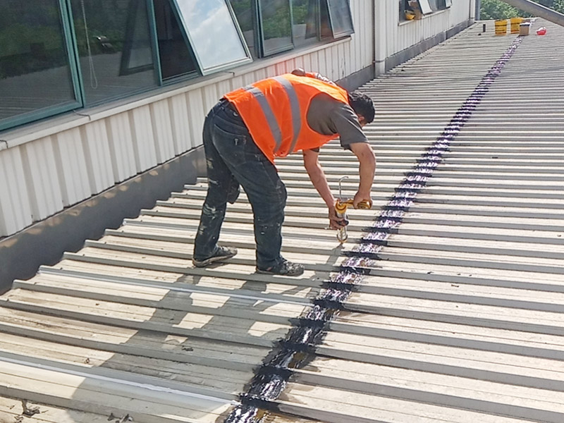 輕鋼瓦屋頂防水打膠:清理基層，施工前要將基層表面的塵土和雜物清理干凈，然后用熱熔法改性瀝青卷材對(duì)防水層施工前在水落口、管根、陰陽(yáng)角等細(xì)部先做好附加層。 1、陰雨天氣不能進(jìn)行防水工作和保溫施工。 2、卷材的防水層質(zhì)量要符合要求，干燥程度要達(dá)到一定標(biāo)準(zhǔn)。 3、屋頂?shù)墓战?、天溝和卷材搭接、水落口等?jié)點(diǎn)部位，要鋪貼牢固，要符合屋面防水工程技術(shù)規(guī)范。 4、防水卷材鋪貼時(shí)基層和卷材之間的排氣要充分，避免過(guò)度拉緊和皺褶。 5、防水卷材鋪貼要順直，要嚴(yán)格按照基層的彈標(biāo)線來(lái)施工。 6、鋪設(shè)保溫層時(shí)一定要保護(hù)好防水層。