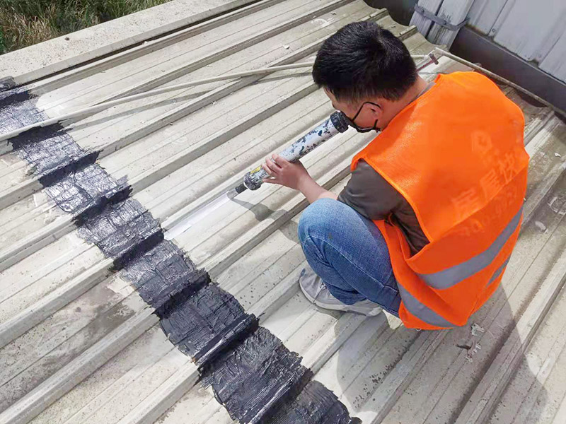 輕鋼瓦屋頂防水打膠:清理基層，施工前要將基層表面的塵土和雜物清理干凈，然后用熱熔法改性瀝青卷材對(duì)防水層施工前在水落口、管根、陰陽(yáng)角等細(xì)部先做好附加層。 1、陰雨天氣不能進(jìn)行防水工作和保溫施工。 2、卷材的防水層質(zhì)量要符合要求，干燥程度要達(dá)到一定標(biāo)準(zhǔn)。 3、屋頂?shù)墓战?、天溝和卷材搭接、水落口等?jié)點(diǎn)部位，要鋪貼牢固，要符合屋面防水工程技術(shù)規(guī)范。 4、防水卷材鋪貼時(shí)基層和卷材之間的排氣要充分，避免過(guò)度拉緊和皺褶。 5、防水卷材鋪貼要順直，要嚴(yán)格按照基層的彈標(biāo)線來(lái)施工。 6、鋪設(shè)保溫層時(shí)一定要保護(hù)好防水層。