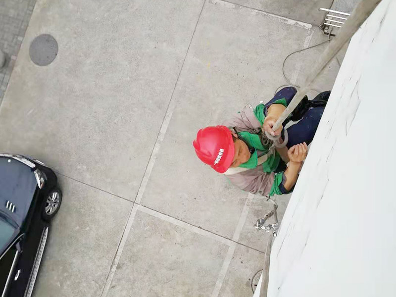 外墻店招拆除安裝：1、搭腳手架，面積比較大的時(shí)候，都是用這種方法比較方便。 2、起重機(jī)起吊，面積不是很大而且是整體安裝的話一般是這種方法好。 3、蜘蛛人吊裝，還有一類是安裝獨(dú)立的招牌字的話一般用蜘蛛人吊裝。 這三種方法也是靈活來用，有時(shí)候三種都用得上