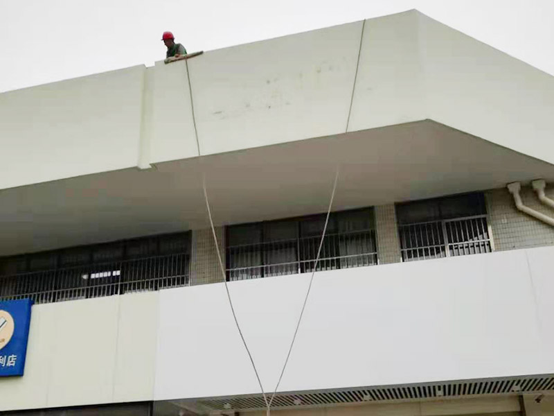 外墻店招拆除安裝：1、搭腳手架，面積比較大的時(shí)候，都是用這種方法比較方便。 2、起重機(jī)起吊，面積不是很大而且是整體安裝的話一般是這種方法好。 3、蜘蛛人吊裝，還有一類是安裝獨(dú)立的招牌字的話一般用蜘蛛人吊裝。 這三種方法也是靈活來用，有時(shí)候三種都用得上