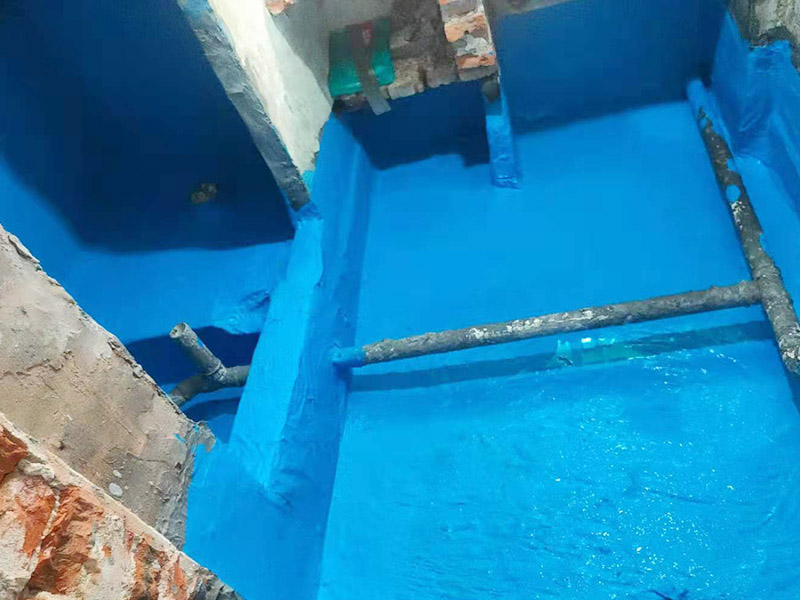 浴室防水裝修：首先要將墻面地面都要清潔干凈，這點(diǎn)非常重要，不能有散沙、土、石塊等干擾基層。如果基層開發(fā)商做的很不好的話，表面還要刷一層界面劑以防止墻面表面起沙。用噴壺將陰角部分和管根部分噴水，噴水的主要目的就是防止墻面吸收了堵漏寶太多的水分，造成堵漏寶沒有和墻面凝結(jié)在一起。那么噴多少水呢，建議以表面沒有明顯積水為宜。刷完以后，將第一遍堵漏上鋪好網(wǎng)格布，主要是防止堵漏初凝以后裂開。然后進(jìn)行第二遍涂刷堵漏，刷完就要進(jìn)行下面柔韌性防水涂刷的步驟了。