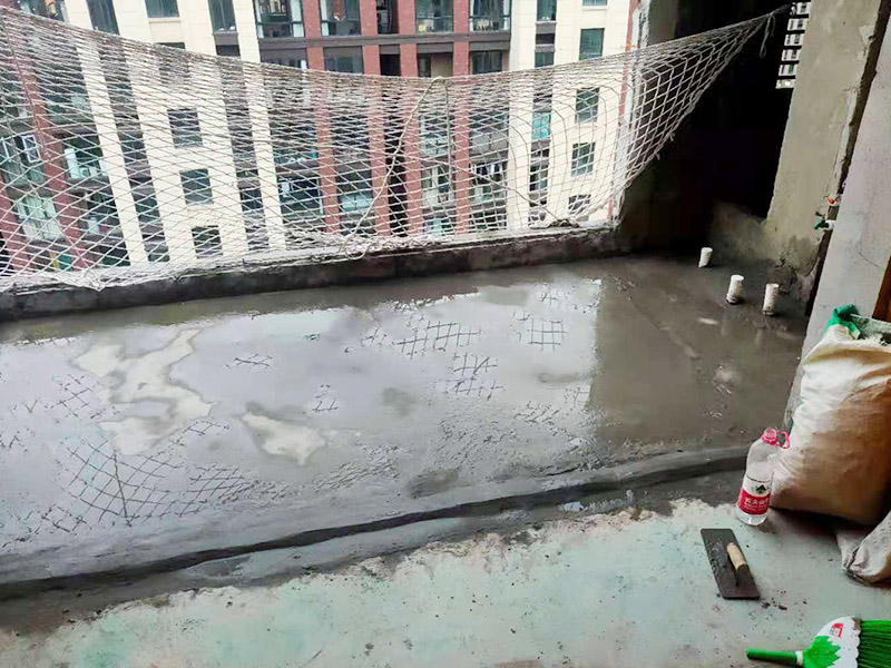 陽臺清理刷防水：在涂刷防水涂層之前，先要清理墻面和地面。同時，要用連接的氣泵皮管吹盡陰角處的浮層，在涂刷防水涂層之前，要量出防水層的高度并劃出基準(zhǔn)線。刷防水涂料時要先刷基準(zhǔn)線以下位置，并在墻面和地面連接陰角處刷成八字，上下交叉，交接處接應(yīng)有200mm，不得有漏刷情況出現(xiàn)。 墻角涂刷完成后，沿基準(zhǔn)線涂刷墻體：第一遍涂刷墻面時，應(yīng)上下縱向涂刷，第二遍涂刷墻體，應(yīng)左右橫向涂刷。 地面防水涂料的涂刷應(yīng)該從房間里側(cè)向門口涂刷，地面水管接口處尤其要仔細涂刷，不能有任何遺漏。 在涂刷完防水涂料后，不能立刻貼瓷鉆，