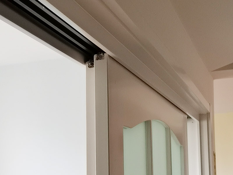 移門維修安裝：吊軌式推拉門的性能和出現(xiàn)的故障：吊軌推拉門主要也是以木門為主，其主要分布在各家隔斷、廚房、衛(wèi)生間等，衣柜里用的很少。這種門子沒有下滑道，只有一根單槽上滑道，下面只安裝了一個(gè)定位器，這種門子很好用，順暢無(wú)噪音，也很少出現(xiàn)問題。 折疊推拉門的性能和出現(xiàn)的故障：折疊門主要分布在門廳柜、廚房、衛(wèi)生間、儲(chǔ)藏室等，折疊門上、下各有一根單槽滑道，這種門子很容易出現(xiàn)問題，其主要是五金配件老化原因，因?yàn)檫@種門子的配件以塑料為主。