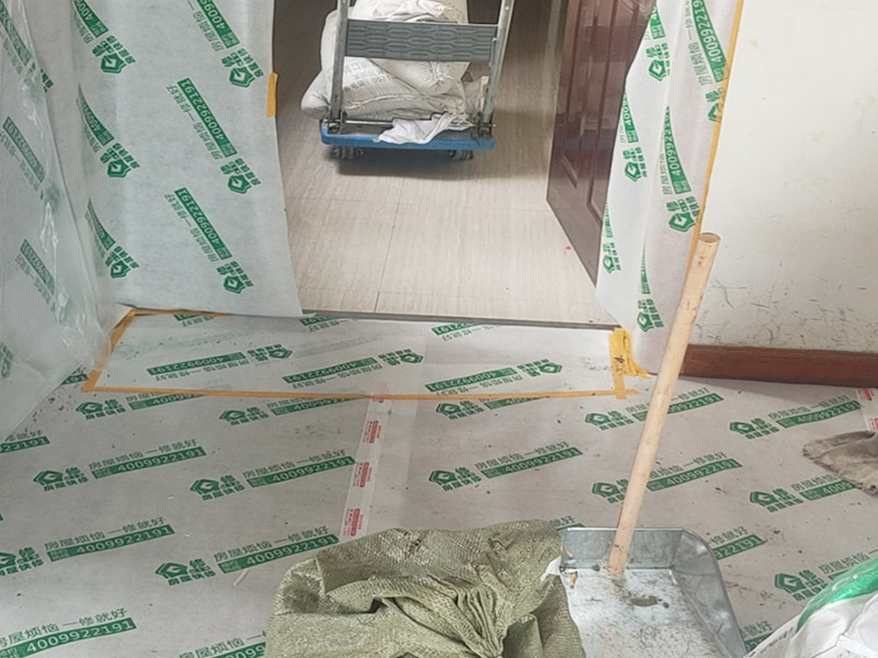 移門維修安裝：吊軌式推拉門的性能和出現(xiàn)的故障：吊軌推拉門主要也是以木門為主，其主要分布在各家隔斷、廚房、衛(wèi)生間等，衣柜里用的很少。這種門子沒有下滑道，只有一根單槽上滑道，下面只安裝了一個(gè)定位器，這種門子很好用，順暢無(wú)噪音，也很少出現(xiàn)問題。 折疊推拉門的性能和出現(xiàn)的故障：折疊門主要分布在門廳柜、廚房、衛(wèi)生間、儲(chǔ)藏室等，折疊門上、下各有一根單槽滑道，這種門子很容易出現(xiàn)問題，其主要是五金配件老化原因，因?yàn)檫@種門子的配件以塑料為主。