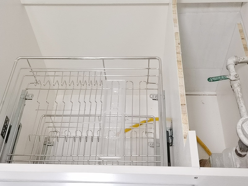 櫥柜安裝案例：安裝地柜前，工人應該對廚房地面進行清掃，以便準確測量地面水平。安裝時如果櫥柜與地面不能達到水平，櫥柜柜門的縫隙就無法平衡，安裝工人使用水平尺對地面、墻面進行測量后就能了解地面水平情況，最后調整櫥柜水平。 地柜安裝完畢后則可以進行吊柜安裝，安裝吊柜時，為了保證膨脹螺栓的水平，需要在墻面畫出水平線，一般情況下水平線與臺面的距離為650毫米，我們可以根據(jù)自身身高的情況，向工人提出地柜與吊柜之間距離的調整，以方便日后使用。