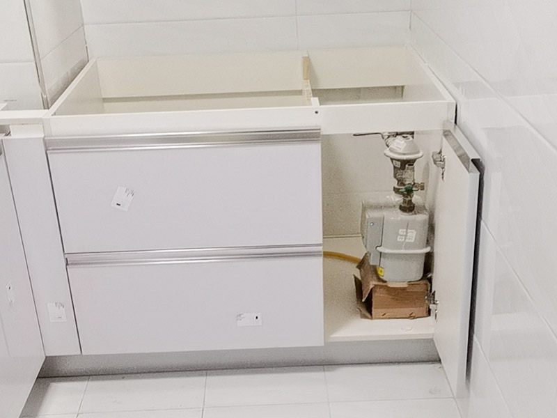 櫥柜安裝案例：安裝地柜前，工人應該對廚房地面進行清掃，以便準確測量地面水平。安裝時如果櫥柜與地面不能達到水平，櫥柜柜門的縫隙就無法平衡，安裝工人使用水平尺對地面、墻面進行測量后就能了解地面水平情況，最后調整櫥柜水平。 地柜安裝完畢后則可以進行吊柜安裝，安裝吊柜時，為了保證膨脹螺栓的水平，需要在墻面畫出水平線，一般情況下水平線與臺面的距離為650毫米，我們可以根據(jù)自身身高的情況，向工人提出地柜與吊柜之間距離的調整，以方便日后使用。