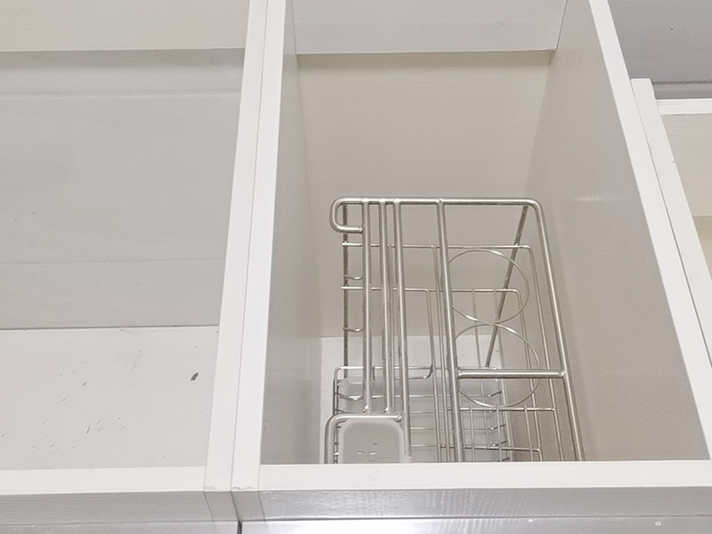 櫥柜安裝案例：安裝地柜前，工人應該對廚房地面進行清掃，以便準確測量地面水平。安裝時如果櫥柜與地面不能達到水平，櫥柜柜門的縫隙就無法平衡，安裝工人使用水平尺對地面、墻面進行測量后就能了解地面水平情況，最后調整櫥柜水平。 地柜安裝完畢后則可以進行吊柜安裝，安裝吊柜時，為了保證膨脹螺栓的水平，需要在墻面畫出水平線，一般情況下水平線與臺面的距離為650毫米，我們可以根據(jù)自身身高的情況，向工人提出地柜與吊柜之間距離的調整，以方便日后使用。